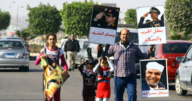 مواطن يصطحب طفلتيه وعلى رأسيهما بيادات بمحيط أكاديمية الشرطة