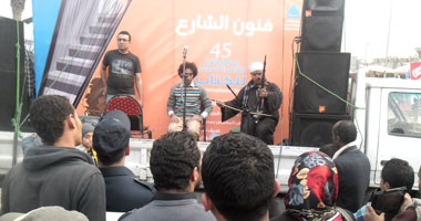 بالصور.. تفاعل مذهل للجمهور مع الحكى الشعبى والربابة بمعرض الكتاب 