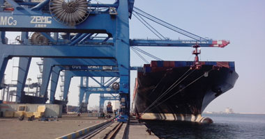 ميناء دمياط يستقبل 10 سفن حاويات وبضائع
