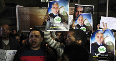 مؤيدو "صباحى" يتجمعون أمام "التيار الشعبى" لمطالبته بالترشح للرئاسة