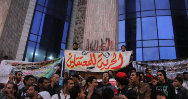 "6 إبريل" وجبهة ثوار مصر يختتمان فعالياتهما أمام نقابة الصحفيين