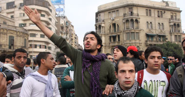 مسيرة عبد المنعم رياض تصل "الصحفيين" وتطالب بإسقاط قانون التظاهر
