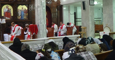 بدء صلاة قداس عيد الميلاد المجيد بكنائس دمياط 