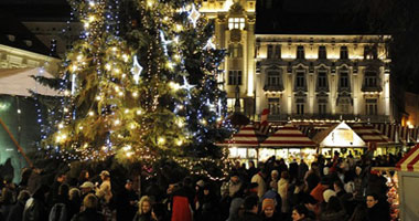 شجرة عيد الميلاد ومشهد ميلاد المسيح يضيئان فى ساحة القديس بطرس