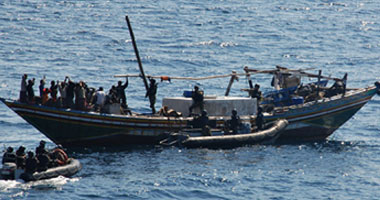 البحرية الليبية تكتشف قارب غارق قبالة معسكر تاجوراء به 13 جثة متحللة