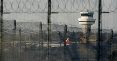 مطار هيثرو البريطانى يعلن فتح المجال الجوى بعد غلقه بسبب عطل فنى