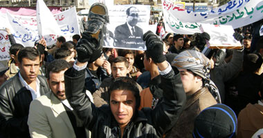 عشرات العراقيين يتظاهرون بساحة التحرير دعما لاعتصام نواب البرلمان