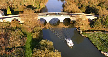 بيع كوبرى سوينفورد البريطانى العتيق مقابل 1.66 مليون دولار