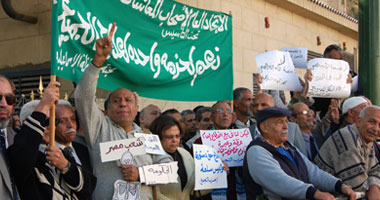 بالصور .. "اتحاد المعاشات" يتظاهر أمام البرلمان