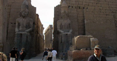 رفع الستار عن تمثال جديد للملك امنحتب الثالث والملكة"تى" جنوب مصر 