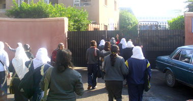 طالبات "النصر للبنات" ينتظمن فى أداء الامتحانات بعيدًا عن الاعتصامات
