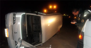 إصابة 15 شخصا فى حادث انقلاب سيارة ميكروباص بـ"صحراوى أسوان"
