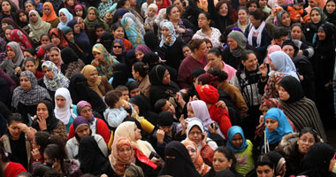 التحالف المصرى لمراقبة الانتخابات يرصد بطاقات الاقتراع لا توضع فى الصناديق بأسوان.. وتسويد لجان بكرداسة.. ومرشح الإخوان يقتحم اللجنة بالشوم والعصى بمدرسة كوشو ويطرد الناخبين.. وتصويت جماعى فى أبو حمص