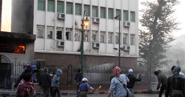 ثوار يحاولون إطفاء حريق "النقل" المجاور لمجلس الشورى