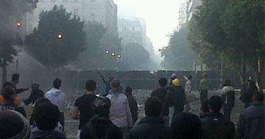 المتظاهرون يحطمون جزءا من "الجدار الخرسانى" بشارع الشيخ ريحان