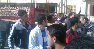  طلاب جامعة بنى سويف يتظاهرون للتنديد بأحداث مجلس الوزراء