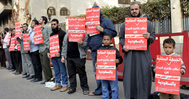 وقفة لأهالى المسجونين بالسعودية أمام الشعب للمطالبة بالإفراج عن ذويهم 