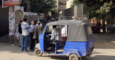 سائق "توك توك" يسأل المندوبين عن المرشح الذى يمنحه الرخصة