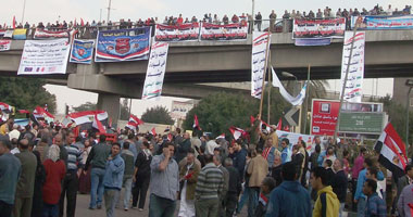 مؤيدو العسكرى لـ"متظاهرى التحرير": لماذا تطالبون بإقالة الجنزورى؟