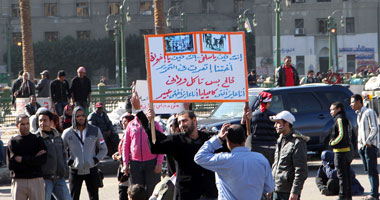 توافد العشرات إلى ميدان التحرير للمشاركة فى مليونية "رد الاعتبار"