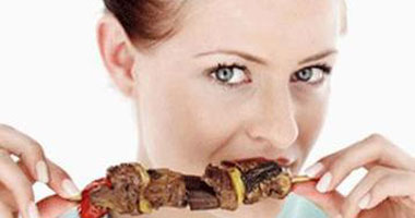 دراسة: اللحوم المشوية والمدخنة ترفع خطر الوفاة للناجيات من سرطان الثدى