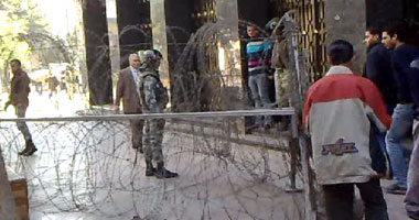 قوات الجيش تعيد فتح معابر المرور بـ"قصر العينى" 