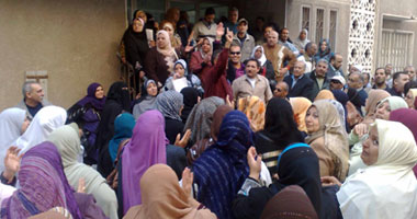 تجمهر العشرات أمام ديوان محافظة الفيوم لعدم حصولهم على الخبز المدعم