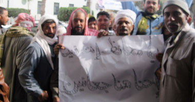  مواطنون يتظاهرون أمام محافظة الدقهلية احتجاجا على وقف حصتهم من الخبز