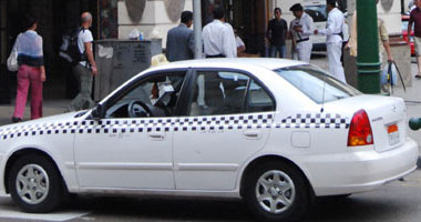 تظاهر أصحاب سيارات التاكسى احتجاجا على عمل سيارات الملاكى أجرة بطنطا