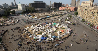 هدوء بالتحرير والمعتصمون يلجأون للحواجز الحديدية لتأمين الميدان