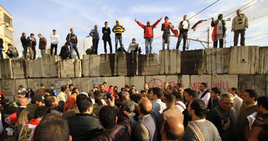 متظاهرو "الاتحادية" ينظمون مسيرة تجوب محيط القصر 