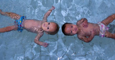 بالصور والفيديو.. طفلان توأم يسبحان لمسافة 12 مترا داخل حوض سباحة 