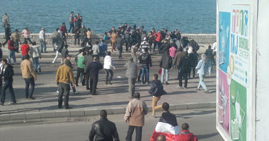 إصابة 13 فى اشتباكات بين مؤيدين ومعارضين للدستور الجديد بالإسكندرية