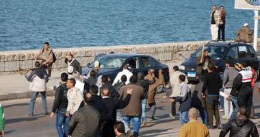 الإخوان والنشطاء يحتشدون أمام  قسم الرمل لتحرير محاضر اعتداء