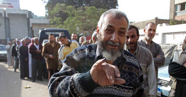 عمرو الليثى وهبة رؤوف يدليان بأصواتهما فى جاردن سيتى