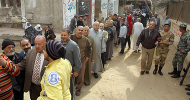 مشادة بين ناخبات بالسيدة زينب بسبب التصويت بنعم أو لا