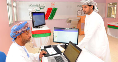 بالصور.. العمانيون بدول الخليج يدلون بأصواتهم بانتخابات مجالس البلدية