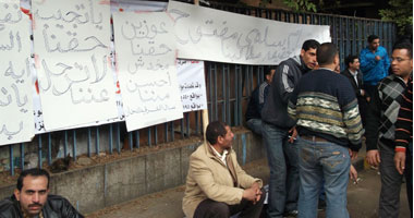مدير أمن الجيزة يتدخل لفض اعتصام عمال الشرقية للدخان