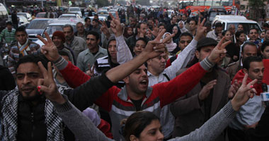 متظاهرو مسيرة شبرا يمزقون لافتات حزب الوسط