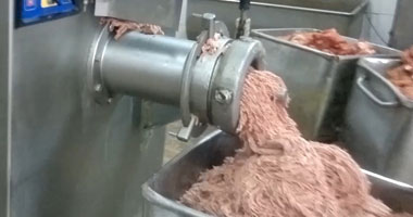 "تموين الإسكندرية" تضبط مصنع للحوم بحيازته منتجات مجهولة المصدر