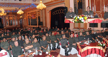 السيسى خلال لقائه بضباط الأسلحة والذخيرة: لا مزايدة على دورنا الوطنى وكان لزاماً علينا تأمين الاستفتاء.. واصطفاف المصريين الأساس الحقيقى للاستقرار والتقدم