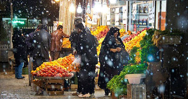 صور.. الإيرانيون يحيون أطول ليالى السنة وسط ارتفاع الأسعار