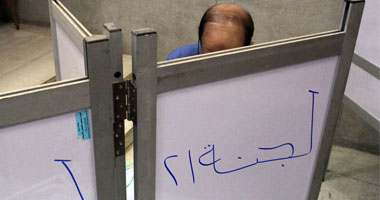 قاضى يحرر محضرا لشخص لحيازته منشورات تدعو للتصويت بنعم فى الإسماعيلية
