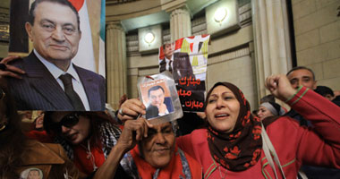 بالفيديو.. أنصار"مبارك" يتظاهرون داخل"النقض" ويشتبكون مع معارضين