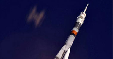 روسيا تطلق صاروخ النقل "سويوز" إلى الفضاء حاملا أقمارا صناعية وأجهزة