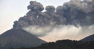 إجلاء سكان إحدى قرى إندونيسيا إثر ثوران بركان جبل سينابونج بسومطره