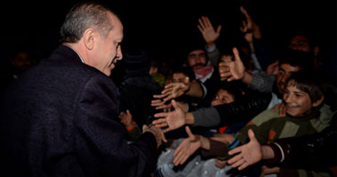 أردوغان يزور اللاجئين السوريين.. ويؤكد: نصر الله قريب