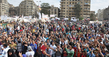 تظاهر طلاب الجامعات فى التحرير للتنديد بأحداث "الاتحادية"