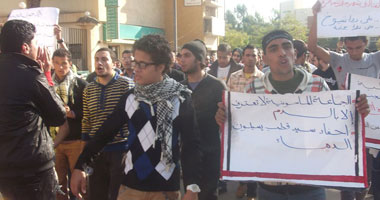 العشرات يهتفون بالمحلة: "لا إخوان ولا سلفيين إحنا شباب 25"
