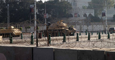 مدير أمن القاهرة يتفقد محيط الاتحادية.. والأمن يضع أسلاكا شائكة